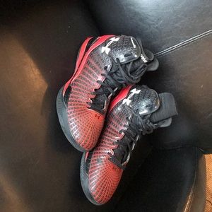 Underarmour clutchfit basketball sneakers SIZE 9.